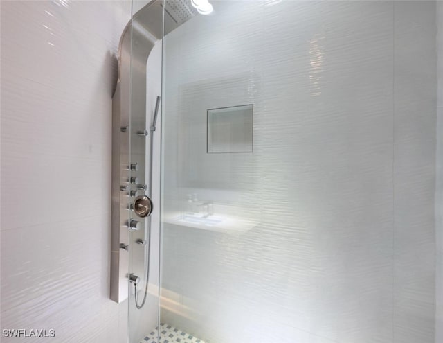 bathroom featuring tiled shower