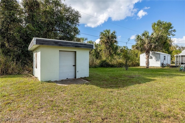 view of yard featuring a storage shed