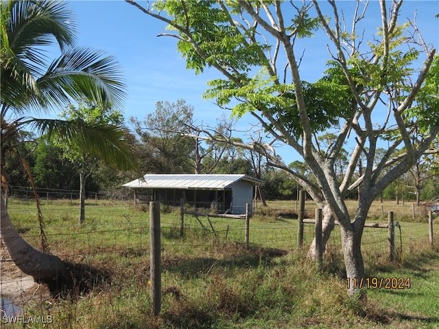 view of yard featuring an outdoor structure