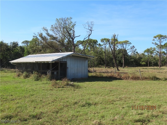 view of yard featuring an outbuilding