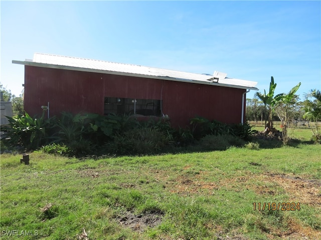 view of side of property featuring a yard