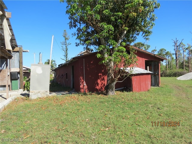 view of yard with an outbuilding