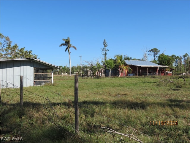 view of yard featuring an outdoor structure