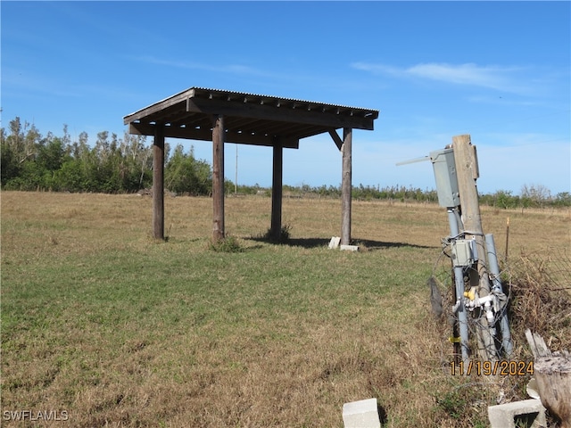 view of yard with a rural view