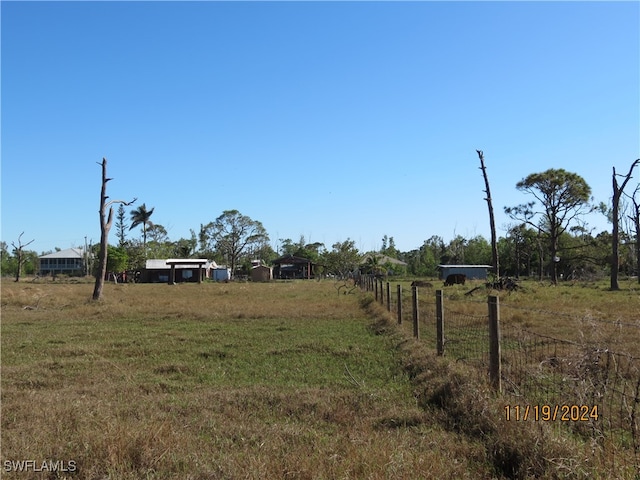 view of yard featuring a rural view