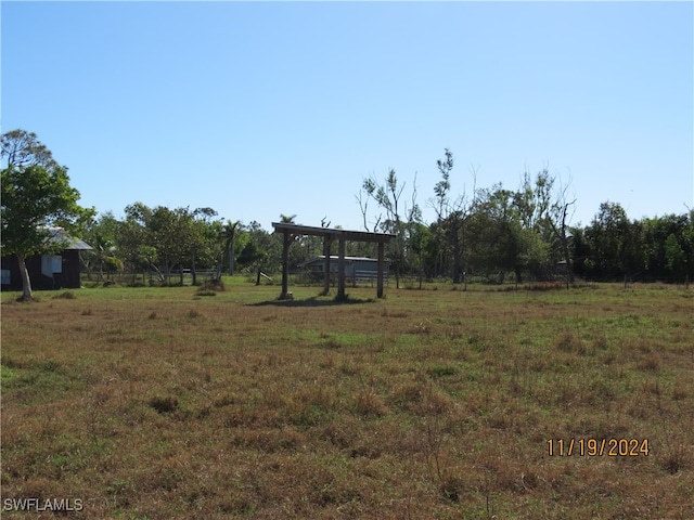 view of yard featuring a rural view