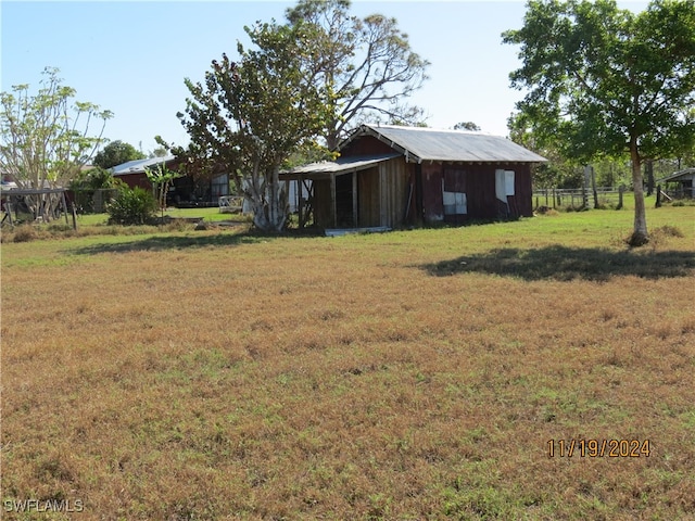 view of yard featuring an outbuilding