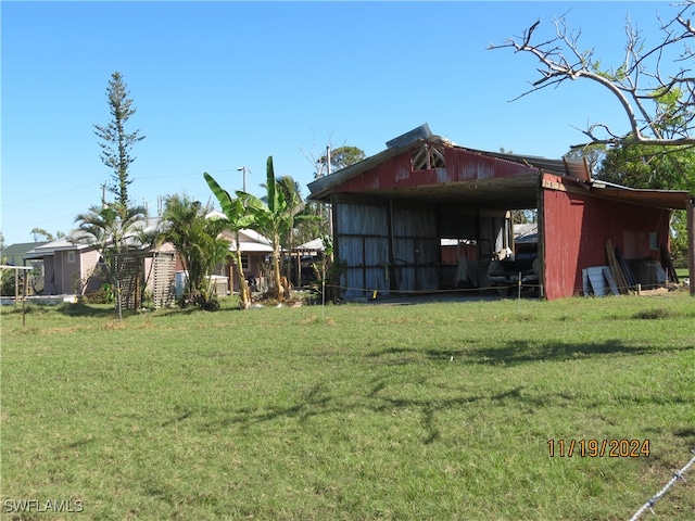 view of yard with an outbuilding