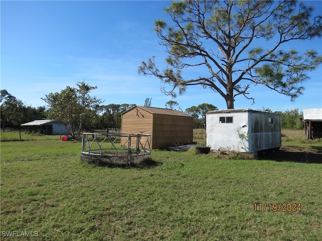 view of yard featuring a storage shed