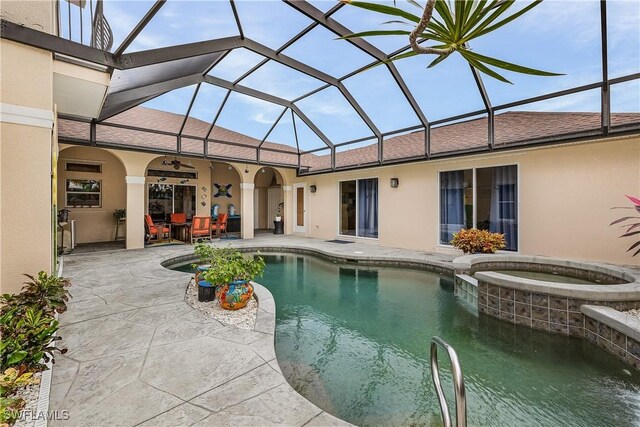 view of swimming pool featuring a lanai, an in ground hot tub, ceiling fan, and a patio