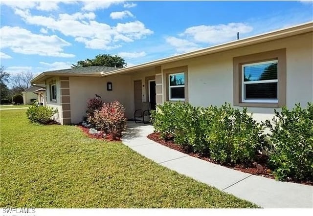 view of front of house featuring a front lawn