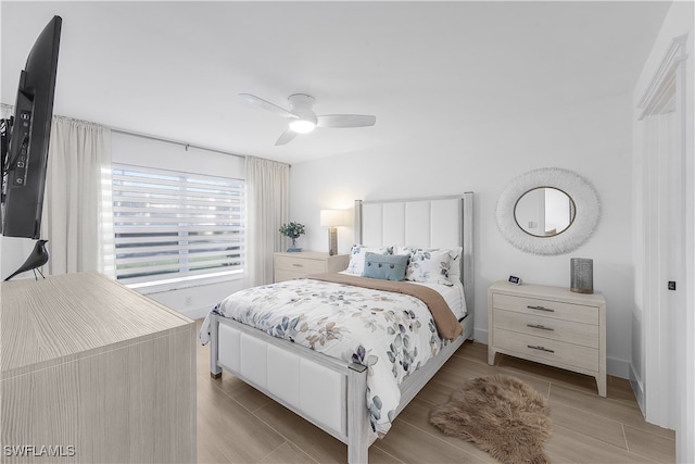 bedroom with ceiling fan