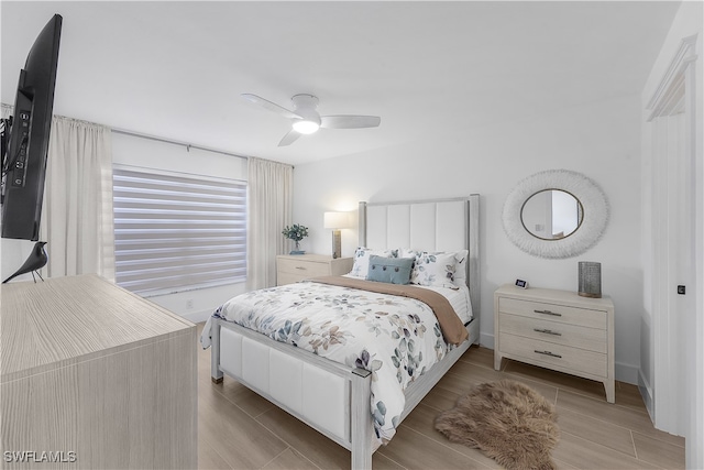 bedroom with ceiling fan