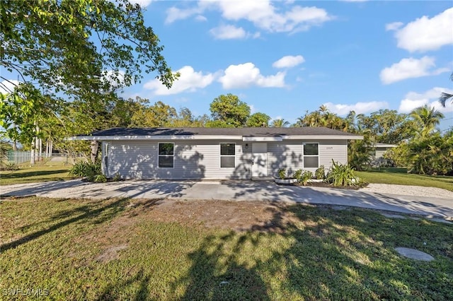 view of front of home with a patio and a front lawn