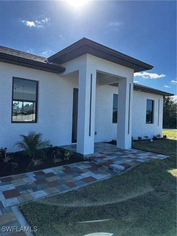 property entrance featuring a yard