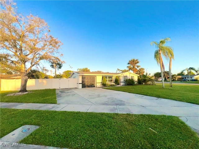 view of front of property featuring a front yard