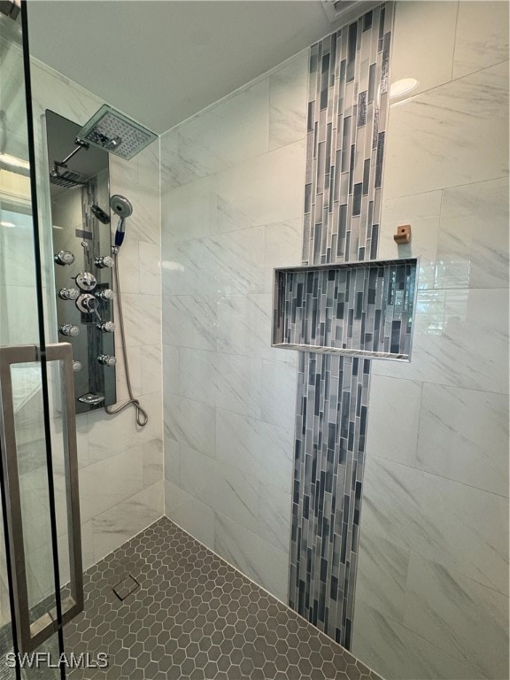 bathroom featuring a tile shower