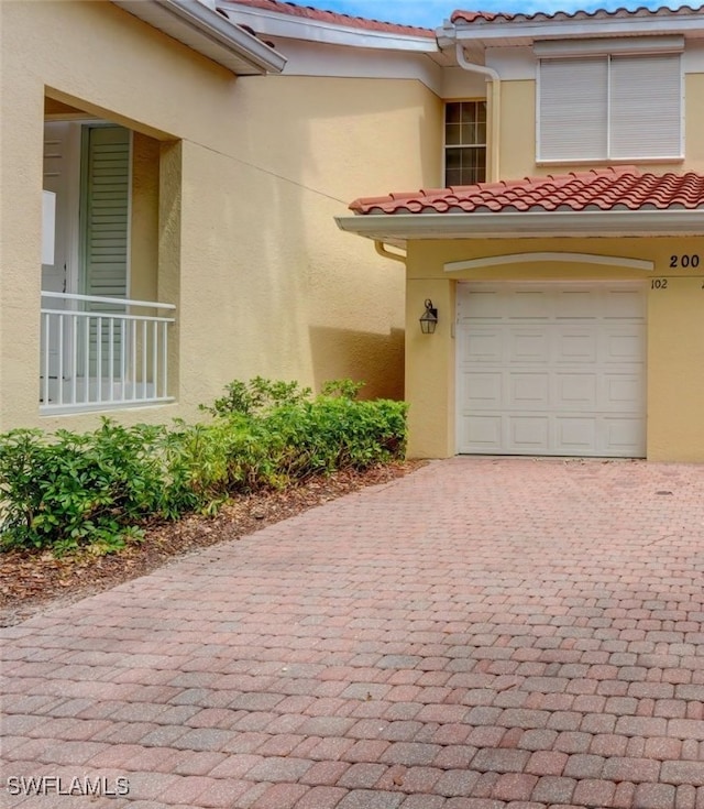 view of front of property featuring a garage