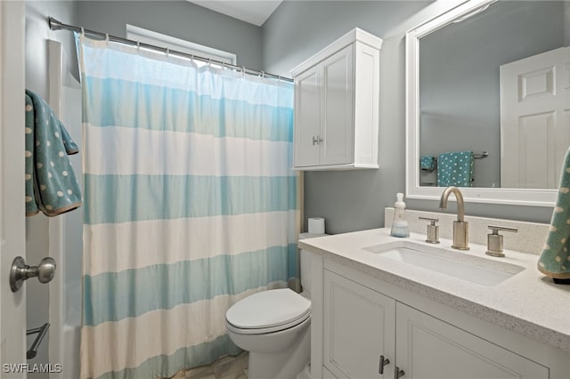 bathroom featuring a shower with shower curtain, vanity, and toilet