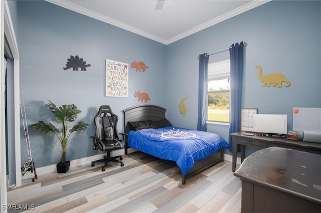 bedroom with ceiling fan, ornamental molding, and light hardwood / wood-style flooring