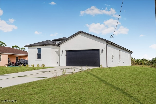 view of front of home featuring a front yard and a garage