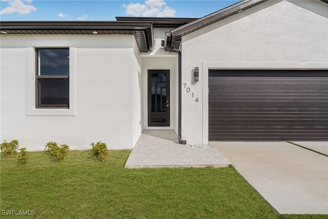 7014 Alfa Cir, Labelle, FL 33935 - view of front facade with an attached garage, a front lawn, stucco siding, and concrete driveway