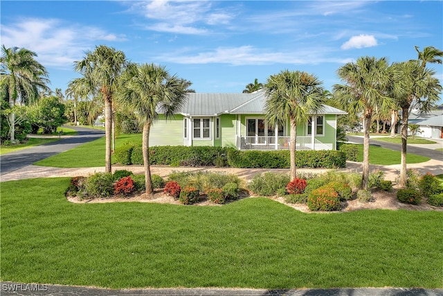 view of front facade featuring a front yard