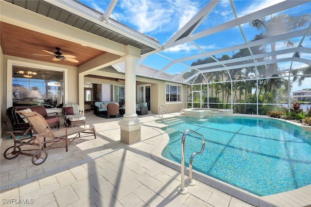 view of swimming pool featuring an in ground hot tub, an outdoor hangout area, a lanai, ceiling fan, and a patio area