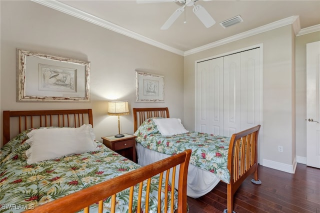 bedroom with ceiling fan, dark hardwood / wood-style flooring, ornamental molding, and a closet