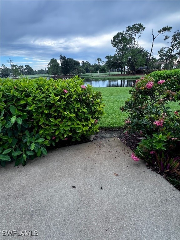 view of yard featuring a water view