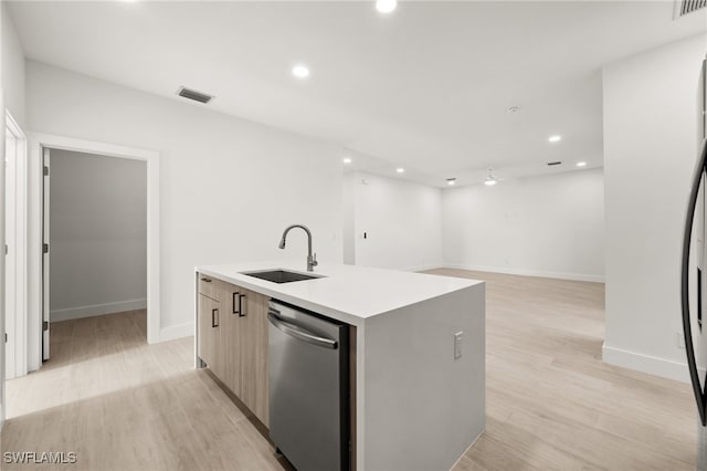 kitchen featuring dishwasher, sink, a kitchen island with sink, and light hardwood / wood-style flooring