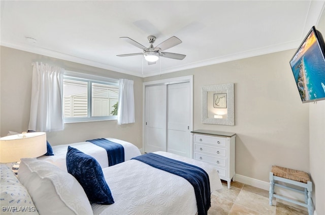 bedroom with ceiling fan, ornamental molding, and a closet