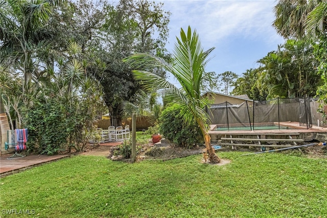 view of yard featuring a swimming pool