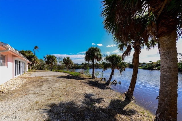 view of yard featuring a water view