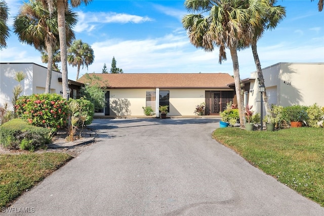 view of front of property featuring a front yard