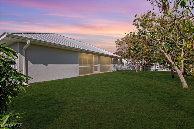 view of yard at dusk