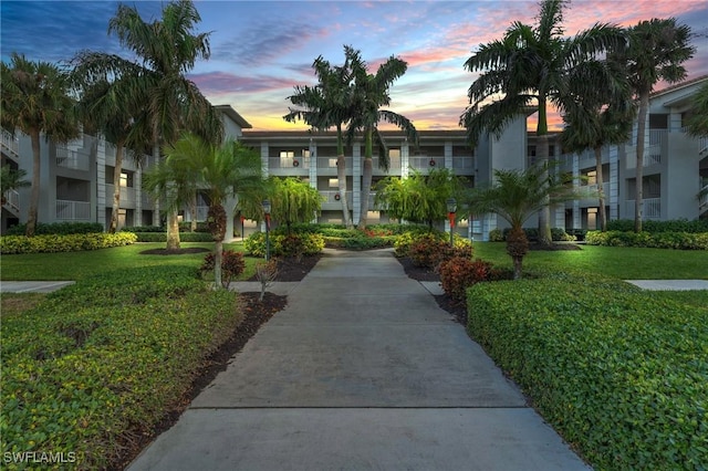 view of property's community featuring a lawn