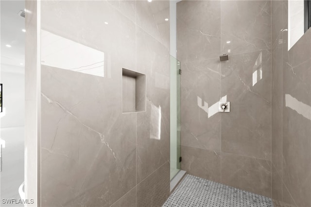 bathroom featuring tiled shower