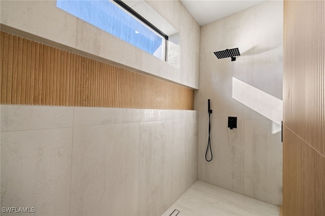 bathroom featuring a tile shower