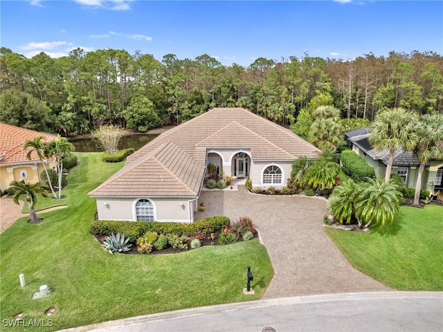 view of front of property featuring a front yard