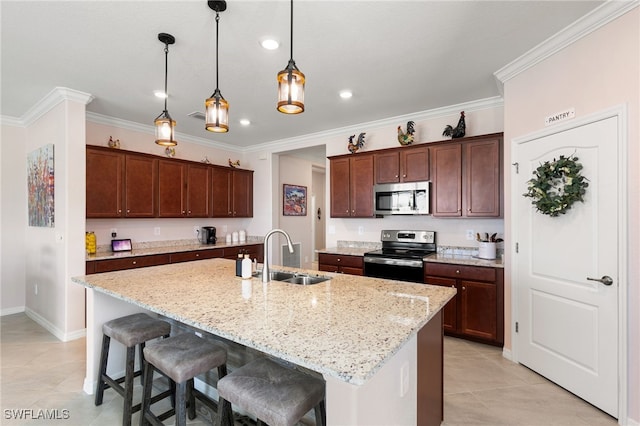 kitchen with a kitchen island with sink, sink, crown molding, appliances with stainless steel finishes, and decorative light fixtures