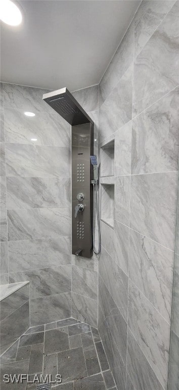 bathroom featuring a tile shower