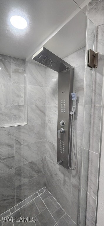 bathroom featuring a tile shower