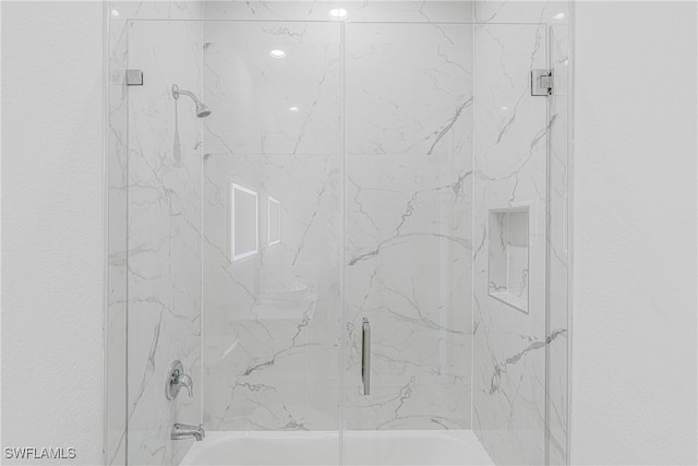 room details featuring tiled shower / bath