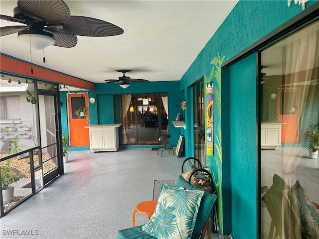 sunroom with ceiling fan