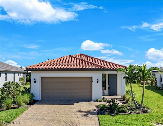 view of front of property featuring a front yard and a garage