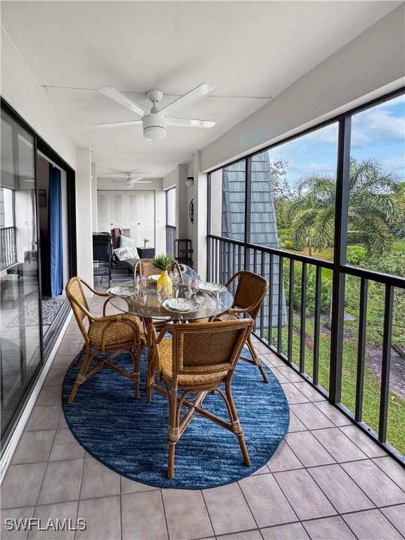 sunroom with ceiling fan