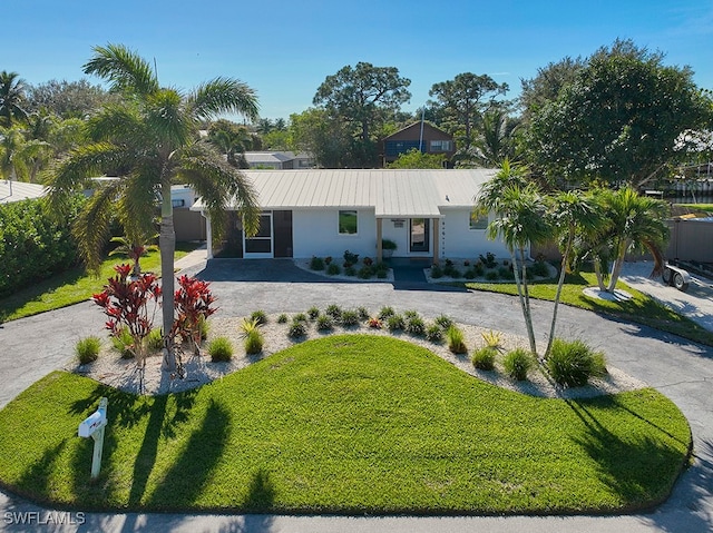 ranch-style house featuring a front lawn