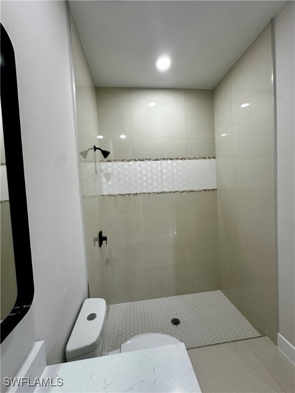 bathroom with toilet and tiled shower