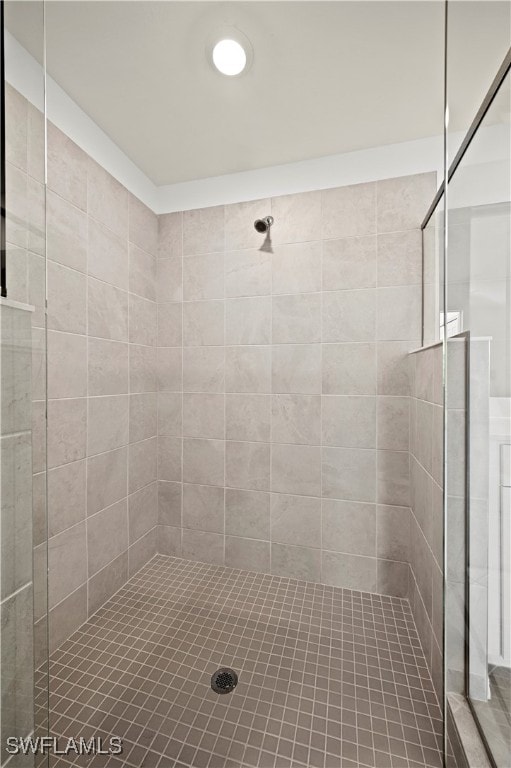 bathroom featuring tiled shower